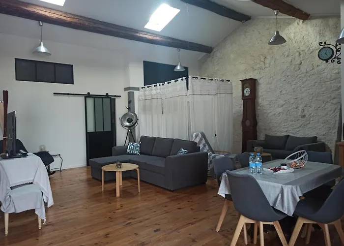 Loft Au Bord Du Canal Du Midi منزل للإقامة *